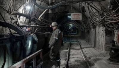 Українські шахтарі продовжують видобувати вугілля за 40 км до лінії фронту,