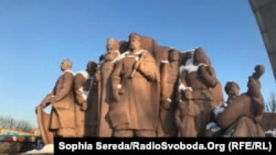 У Києві почали демонтаж монументу на честь Переяславської ради біля колишньої «Арки дружби народів»