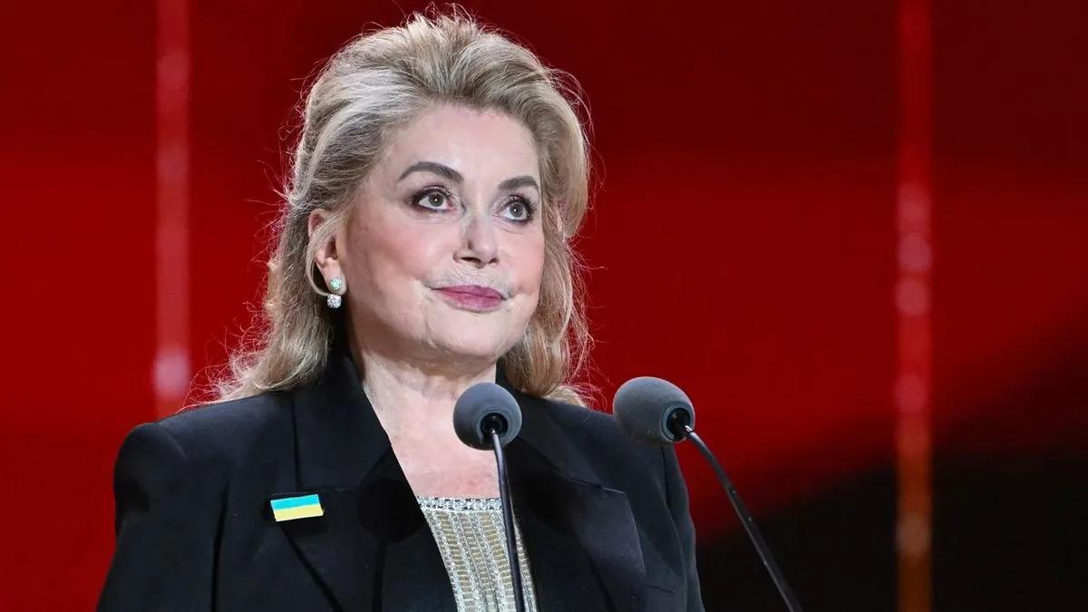 Catherine Deneuve dedicated the César Awards ceremony to Ukraine amid rising diplomatic tensions.