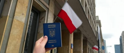 Як зміниться життя українців за кордоном після припинення консульських послуг для чоловіків