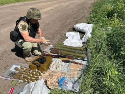 Затримали &quot;на гарячому&quot;: на Київщині чоловік продавав зброю та боєприпаси (ФОТО)